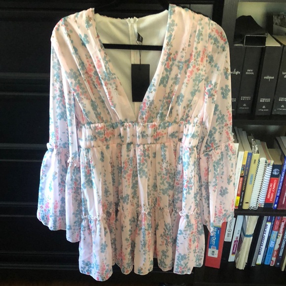 Missouri Bell Sleeve Plunging Neck Ruffle Hem Floral Dress - Picture 4 of 4